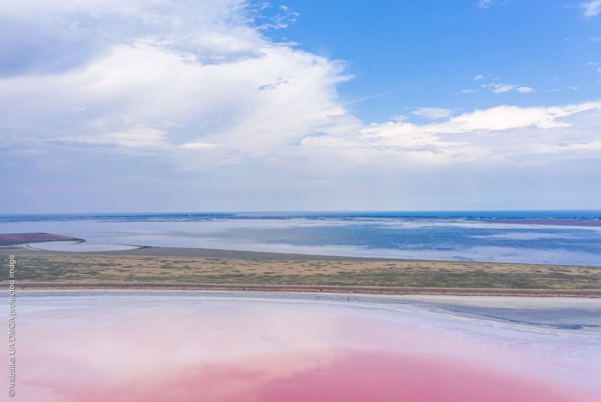 Розовое озеро на фоне Сиваша