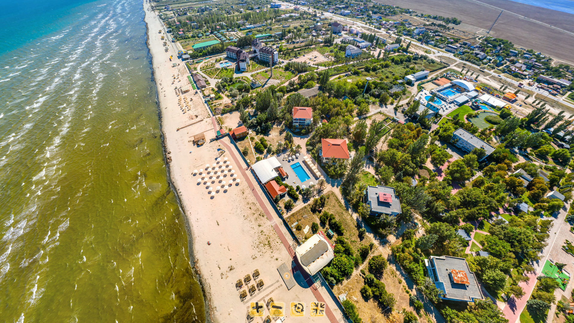 Панорамный вид пляжа баз и отелей на первой линии