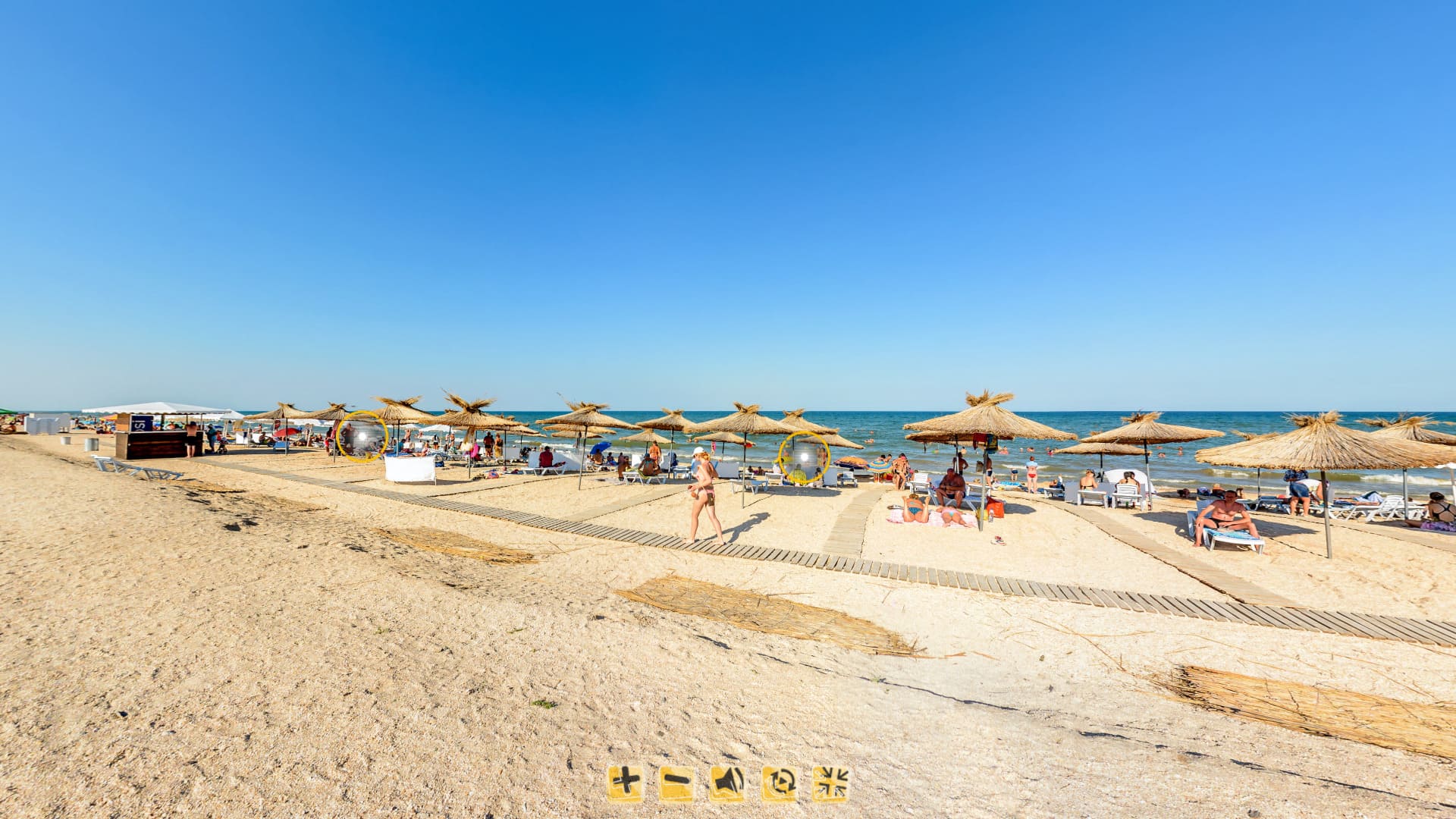 Панорамный вид центрального пляжа в Счастливцево
